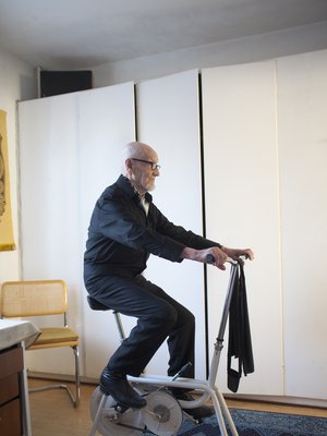 Arvi aloittaa aamunsa polkemalla kuntopyörää. Öisin hän polkee niin kauan, että saa unta.