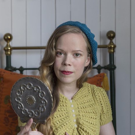 Marianne neuloi keltaisen neuleen 1930-luvun ohjeen mukaan. Röyhelö on hieman alkuperäistä pienempi. Myös hame on itse kaavoitettu ja ommeltu 1930-luvun mallin mukaan.