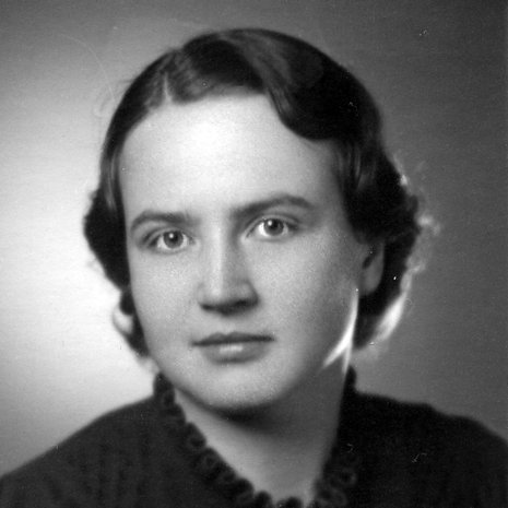 Nuoruuskuva mummun kotialbumista.