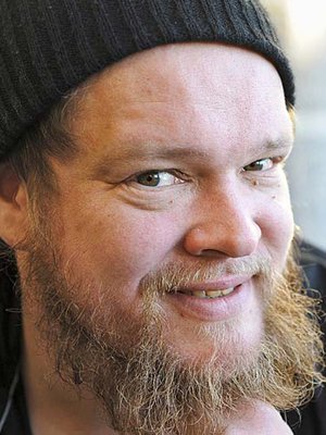 Ville Haapasalo on näyttelijä, joka asuu Helsingissä ja Moskovassa. Hän on töissä Moskovassa useita kuukausia vuodessa.