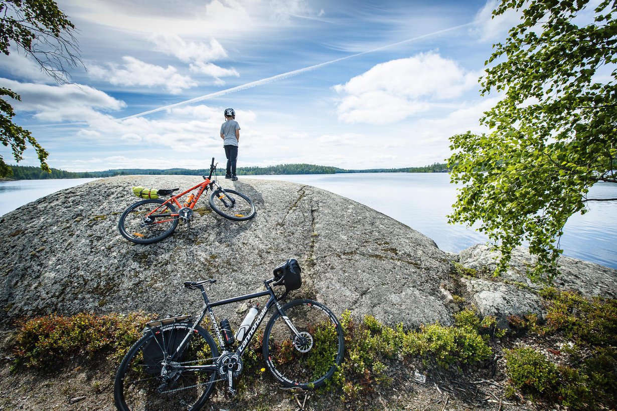 Pienet patotien pätkät ovat reitin ihastuttavinta ajettavaa. Lintusalontieltä Niinisaaren jälkeen pääsee ihailemaan Saimaata.