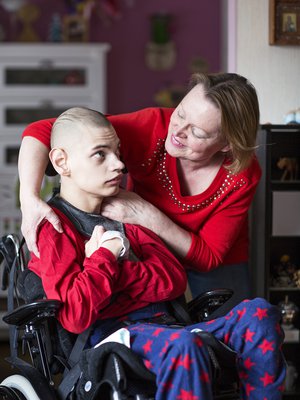 Sari Ervasti, 56, on Ipon, 26, omaishoitaja. Hän asuu Nokialla. Sarin esikoinen Michele, 35, on naimisissa ylläsläisen Jounin kaupan omistajan Sampo Kaulasen kanssa.