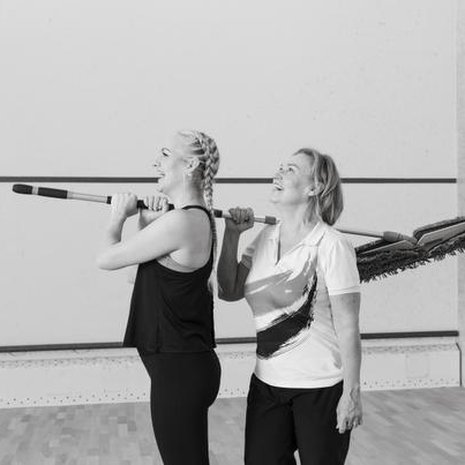 Kun Aurin kaverit varoittelevat, ettei Auri voi matkustaa yksin toiselle mantereelle, äiti Sanna kannustaa. ”Äiti sanoo, että totta kai menet ja varmasti pärjäät hyvin.”