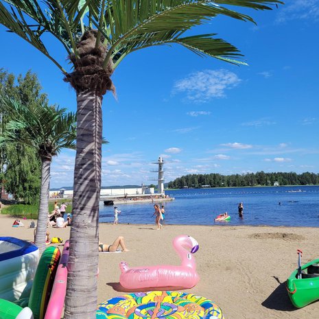 Ei Kreikka, ei Kanaria vaan Kuopio. Väinölänniemen uimaranta, onneksi tutustuimme.