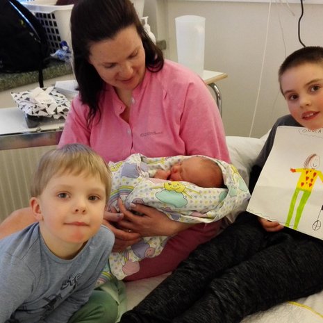 Pikkuveli tutustuu Jasperiin ja Joonaan aluksi Jonna-äidin sylistä.