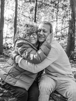 ”Olen oppinut Jukalta sen, että näytti miltä näytti, kaikki voi mennä hyvin”, sanoo Annikki Hildén-Sorvari. Hoitoalalla työskennellyt Annikki on nyt eläkkeellä. Hän on itsekin tehnyt ystäviensä kanssa Youtube-videoita nimellä Ystävät yllättävät.