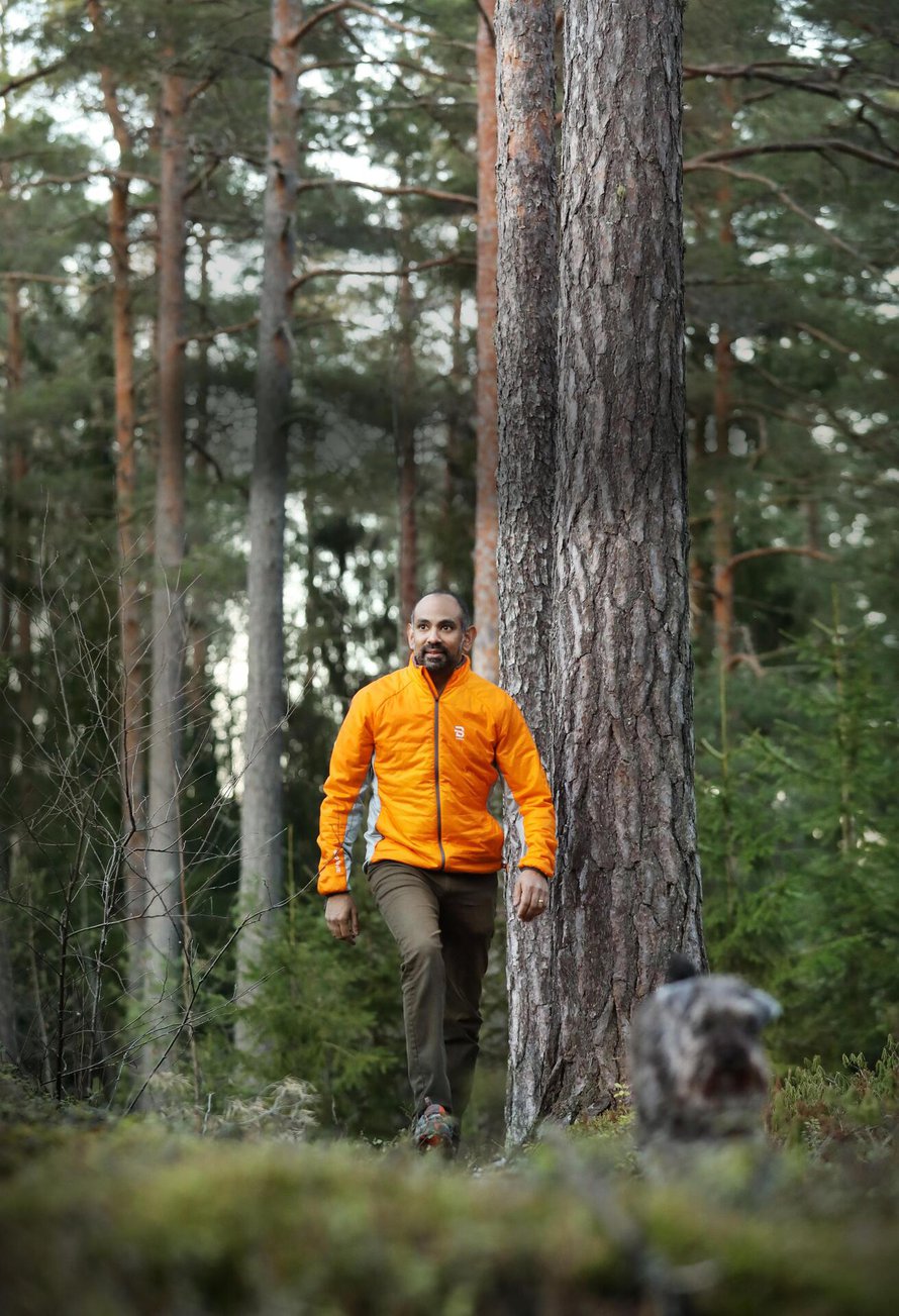 Kun Richy avaan kotinsa takaoven Naantalissa, hän astuu suoraan metsään. ”Tuntuu yhä ihmeelliseltä ja mahtavalta, että omasta kotipihasta voi poimia mustikat ja sienet.”