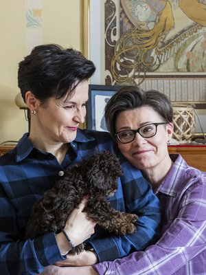 Mirka ja Päivi tutustuivat toisiinsa rippileirillä Lapissa. ”Emme tienneet Ivalosta yhtään samansukupuolista paria. Siksi kerroimme rakastumisestamme vain parille lähimmälle ystävälle. Sen ajan ilmapiirissä ei tullut mieleenkään olla rohkeasti sellainen kuin on”, Päivi sanoo.