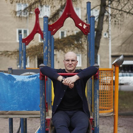 ”Join ensimmäisen humalani 14-vuotiaana. Geeneistäni huolimatta en luojan kiitos ole addiktiivinen luonne. En juo alkoholia yksin, vaan aina seurassa”, Riku sanoo.