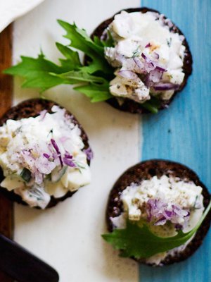 Siikatartar maistuu saaristolaisleivän päällä.