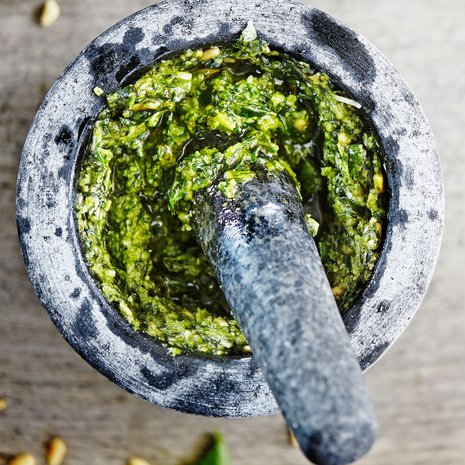 Unohda hailakka purkkipesto ja survo itse maukas kastike.