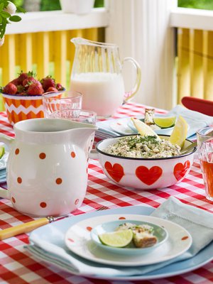 Juhannuksena syödään ulkona, tai vähintäänkin kuistilla.