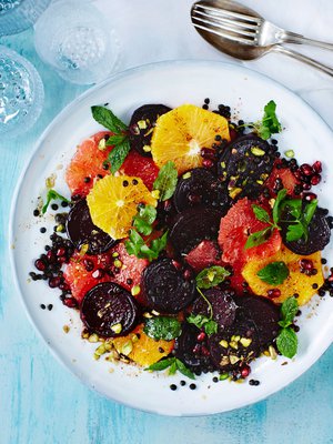 Kaada kastike salaatin päälle juuri ennen tarjoilua. 