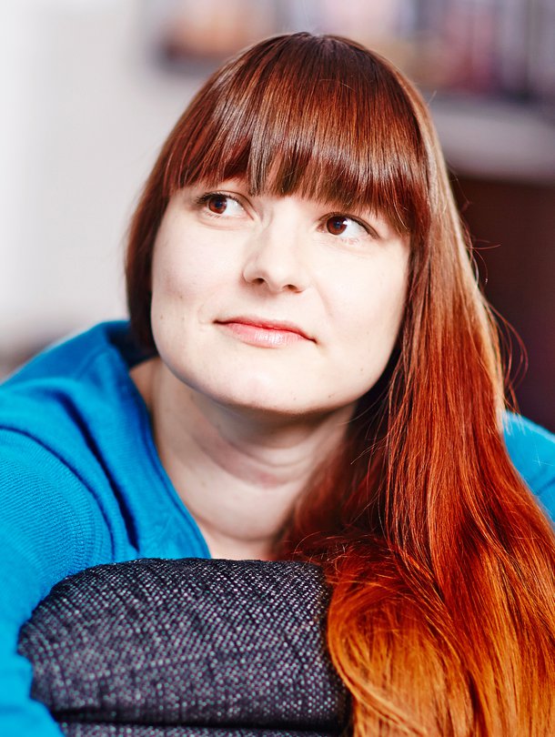 35-vuotias työttömyysturva-asiantuntija asuu Hyvinkäällä miehensä ja kolmen lapsen kanssa. Kun kipu ei vaivaa, hän virkkaa bambutiskirättejä ja tekee pehmoeläimiä.