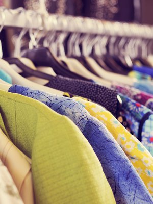 Vanhoista vaatteista luopuminen on vaikeaa, jos niihin liittyy muistoja. Yllättävää kyllä, kipeistä muistoista voi olla vaikeampi luopua kuin onnellisista.