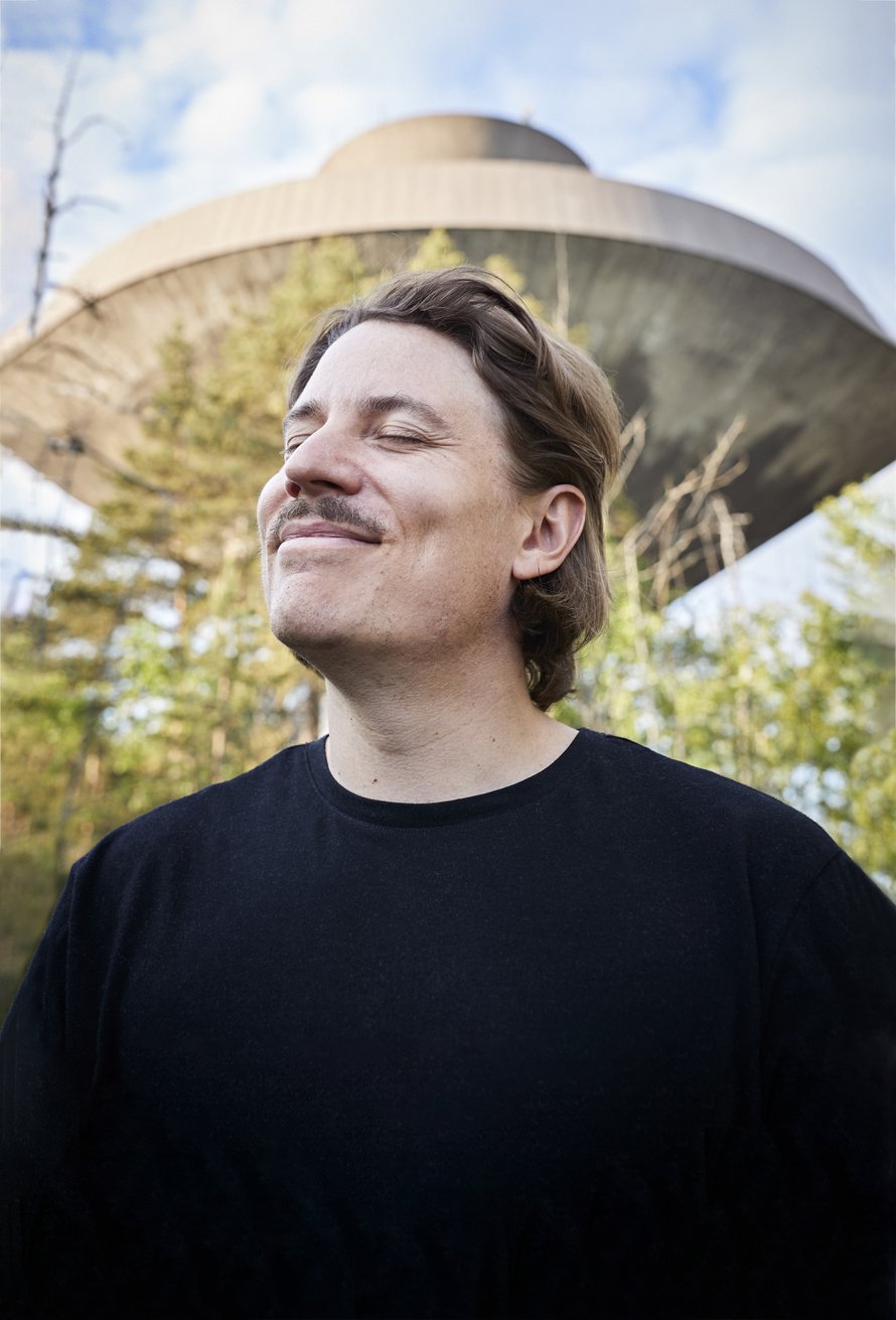 ”Monet meistä prosessoivat vielä aikuisenakin lapsuuden juttuja. Ajattelen, että niiden kanssa kannattaa tehdä rauha”, Sakke sanoo. Sen matkan hänkin on tehnyt.