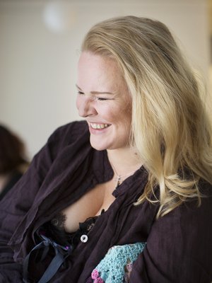 40-vuotias kirjailija-muusikko asuu Etelä-Ranskan maaseudulla, Villecomten kylässä. Perheeseen kuuluvat basistimies Petteri Parviainen ja tyttäret Lydia, 7, ja Alfhild, 3. Milja kirjoittaa nopeasti mutta kokkaa hitaasti, mieluiten kolmen tunnin haudutusta vaativia pataruokia.