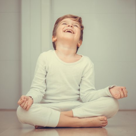 Helpot harjoitukset voivat saada riehuvan lapsen rauhoittumaan. Ei haittaa, jos välillä menee nauruksi!