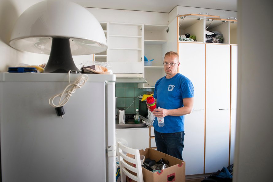 Mika pääsi juuri muuttamaan suurempaan yksiöön. Se alkaa ehkä tuntua kodilta.