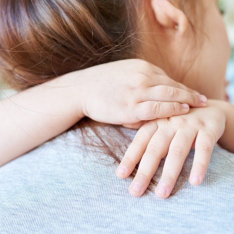 Arvokkainta on arki. Sen huomaa vasta, jos arki viedään tilapäisesti pois. Silloin kaipaa sydämensä pohjasta kiireaamuja, jolloin puki lapselle kurahousuja eteisessä.