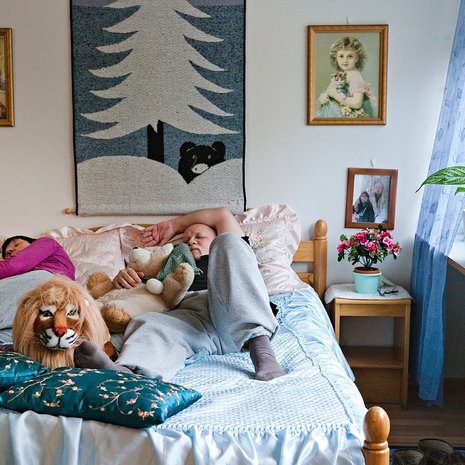 Meile ja Sergei heräävät yhä joka aamu neljältä, aivan kuten kadulla asuessaankin. Iltapäivällä otetaan nokoset pehmolelujen keskellä.