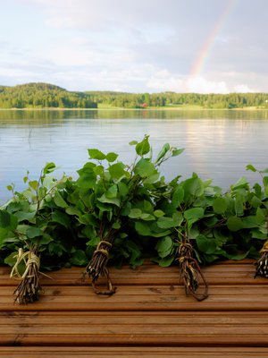 Kuuma sauna, pulahdus järveen ja vihdalla (tai vastalla!) veri kiertämään. Mikä sen ihanampaa!