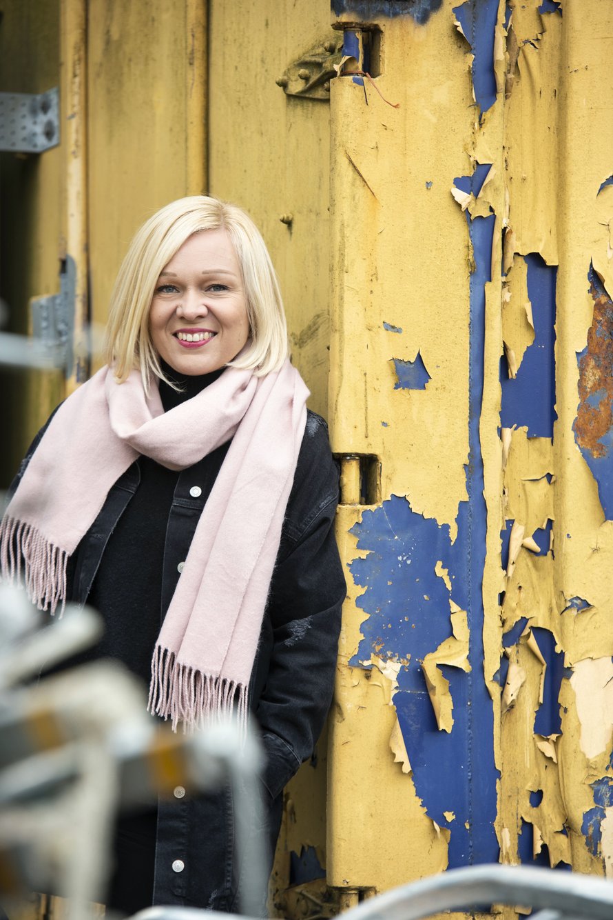 ”Kirjoitan paljon epätäydellisyyden hyväksymisestä, mutta opettelen sitä yhä itsekin”, Elina Salminen sanoo.
