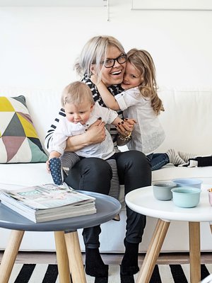 Eeva, Nuppu ja Unna nauttivat vapaapäivästä yhdessä. Olohuoneen pikkupöydät ovat Normann Copenhagenin.