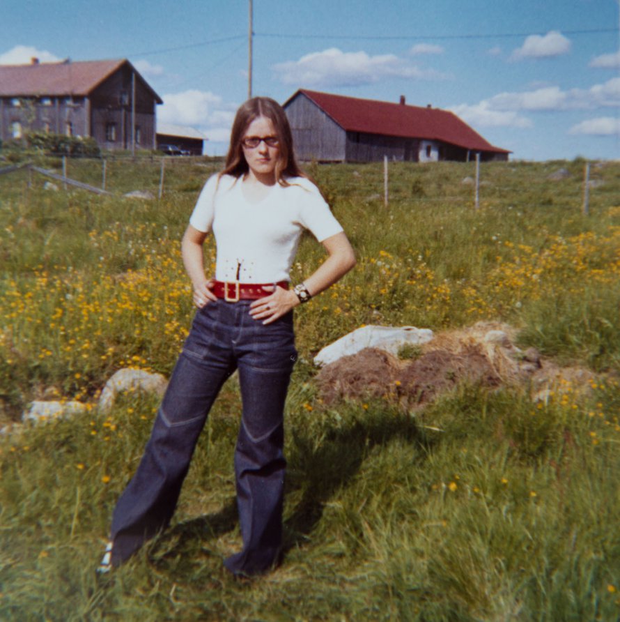 "Tässä olen enoni huvilalla Alavudella. Vuosi on 1971 ja lahkeet leveät."