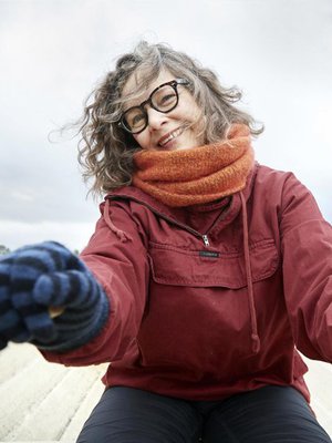 ”Luonnossa olen turvassa lintujen ja tuulen kanssa, mutta käsittämättömän kaunis sininen planeettamme on tuhoutumassa. Ei ymmärretä, että on tosi kyseessä”, Mirjami Linkola sanoo.