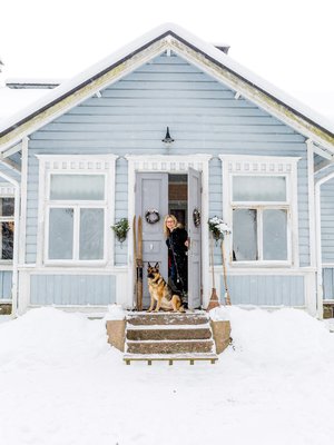 Annina ja saksanpaimenkoira Didi nauttivat jouluvalmisteluista. ”Didistä saan aina seuraa, kun haen kranssimateriaaleja puutarhasta tai metsästä.” 