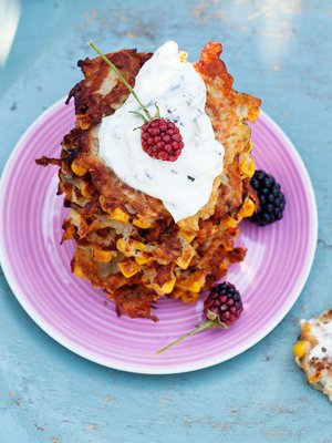 Juurespihveihin voi upottaa mitä vaan juureksia oman makunsa mukaan. Makea maissi antaa kivan makulisän.