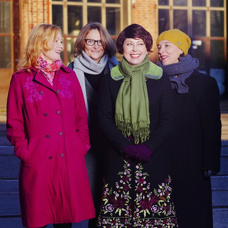 Riikka (toinen oikealta) ja tukijoukot: Kirsti Kuosmanen (vas.), Katri Koski ja Mira Selander.