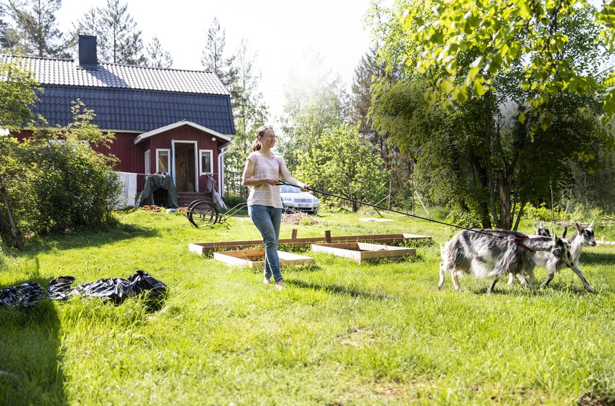 Tämä pihapiiri on Anne-Marille rakkaampi kuin mikään muu paikka maailmassa. Hän iloitsee joka päivä siitä, että uskalsi olla rohkea ja toteuttaa unelmansa.