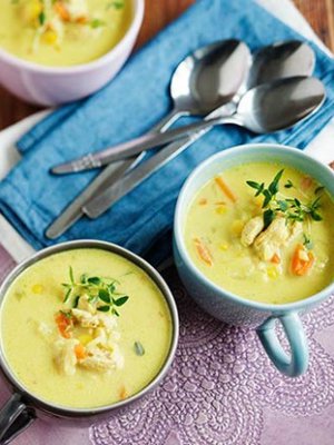 Lempeä kanakeitto lämmittää (ja lohduttaa).