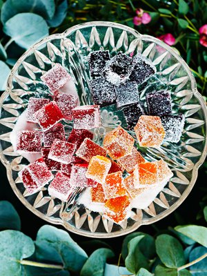 Omatekoinen marjamarmeladi on herkullinen juhlajälkiruoka. Reseptin löydät jutusta.