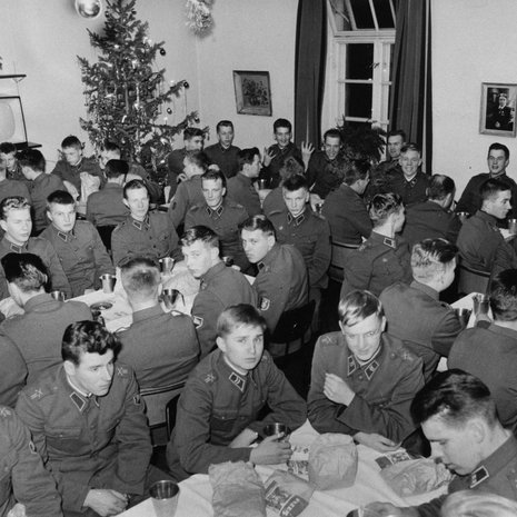 Vuonna 1963 Kaartin pataljoonan joulujuhlassa oli tupa täysi.