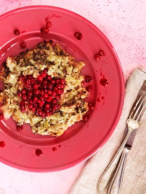 Puolukkasurvos on kaalilaatikon ystävä.