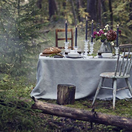Ihana rauha. Se tuli Kodin Kuvalehden suuren jouluruokajutun nimeksi. Sitä varten helsinkiläismetsään loihdittiin joulupöytä yhtenä lokakuisena päivänä.