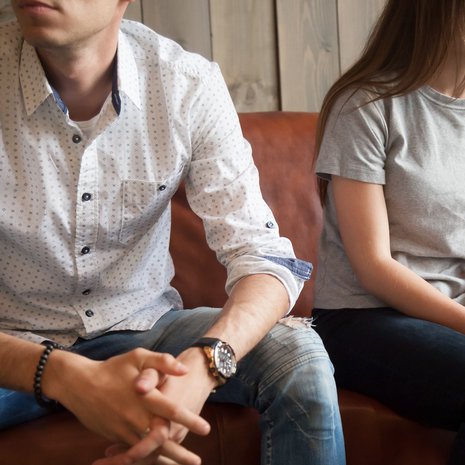 Jos mustasukkaisuus on lievää, jo keskustelu kumppanin kanssa voi auttaa.