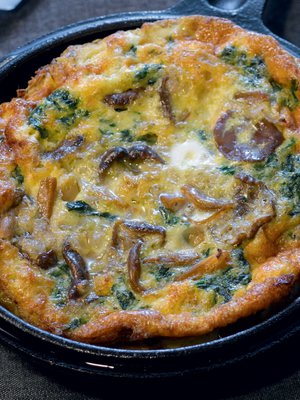 Sienet ja pinaatti tekevät arkisesta munakkaasta juhlaruokaa.