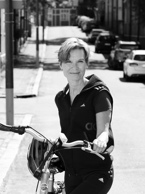 Tytti Peltonen on 53-vuotias päihde- ja mielenterveyspotilaisiin erikoistunut lähihoitaja. Hän on kärsinyt unettomuudesta lähes 20 vuotta. Kahden pojan äiti asuu Espoossa ja pyöräilee yleensä töihin ympäri vuoden.