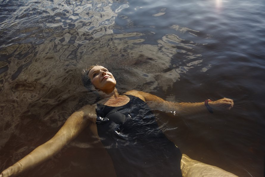 Vedessä tai sen äärellä Johanna Vuoksenmaa on aina aika onnellinen. 11 viime vuotta hän on etsinyt koko ajan uusia järviä, joissa uida. ”Tämä on sellainen leikki, jota en lopeta ikinä.”