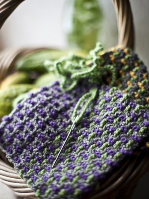 Pikkukokki-patalappuun on kanavaneulan avulla pujoteltu ketjusilmukkaketjua. 