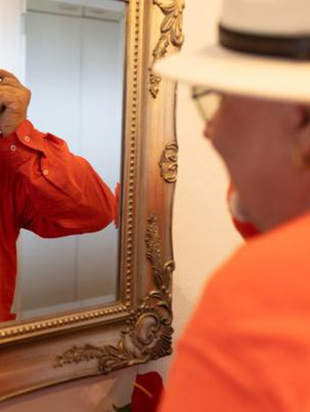 Juha Willman piti vuosia parisuhteensa salassa. ”25 vuotta sitten en voinut tietää, pilaanko tyttäreni tulevaisuuden missinä, koska olin suhteessa mieheen. Emme halunneet sorkkia muurahaispesää. Sovimme Esan kanssa, ettemme huutele suhteestamme kenellekään.”