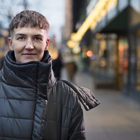 Pilvi Takala on hakeutunut työssään kiusallisiin tilanteisiin niin monta kertaa, etteivät tosielämän pienet kommellukset tunnu enää missään.