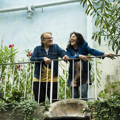 Marija ”Muska” Babitzinia, 70, on pidetty Suomen ensimmäisenä naispuolisena rocklaulajana. Hän aloitti keikkailun vuonna 1969. Hannu ”Hande” Salakka, 71, on kitaristi ja manageri.