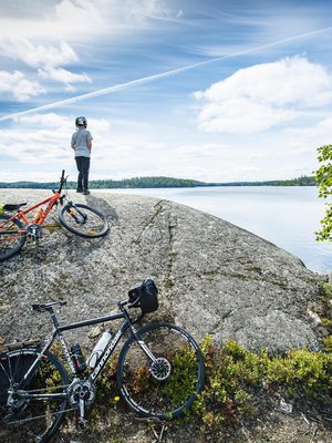 Pienet patotien pätkät ovat reitin ihastuttavinta ajettavaa. Lintusalontieltä Niinisaaren jälkeen pääsee ihailemaan Saimaata.