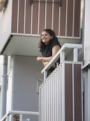 Kun kaupan myyjä alkaa puhua Aishille englantia, hän huomaa joskus puhuvansa englantia takaisin.