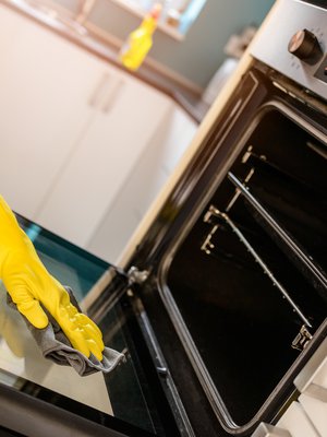 Puhtaaseen uuniin on ihana laittaa herkkuja paistumaan!